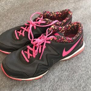 NIKE cross-trainers, running shoes
